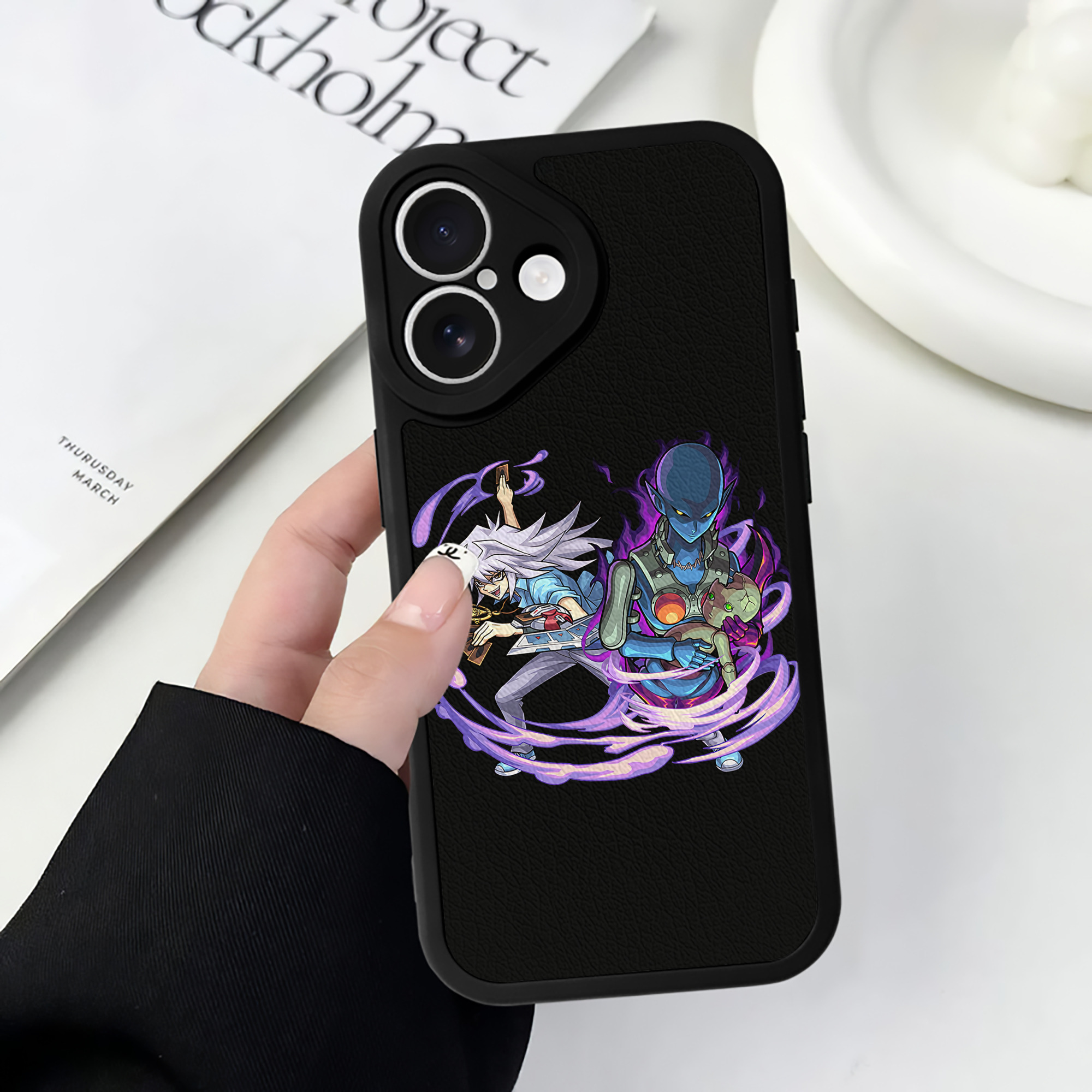 （画像用） 遊☆戯☆王 Yu-Gi-Oh! 【iPhone 16シリーズ対応】シリコンスマホケース（レザー調） 材質：シリコン